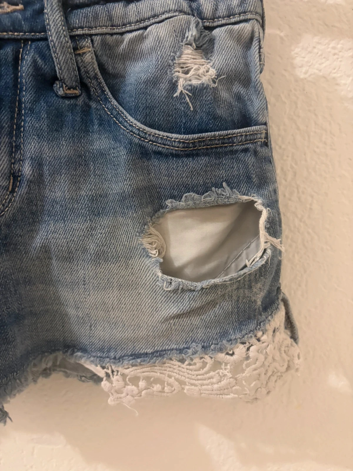 🔵 Calça jeans azul desbotado H&M com renda e rasgos - Tamanho 8-9 anos (134 cm) – photo 4